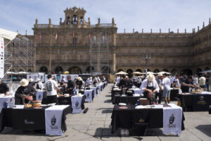 Cortadores de jamón en la Plaza Mayor de Salamanca durante un evento gastronómico