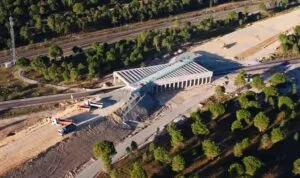 Vista aérea del puente en construcción sobre el río Adaja en Olmedo