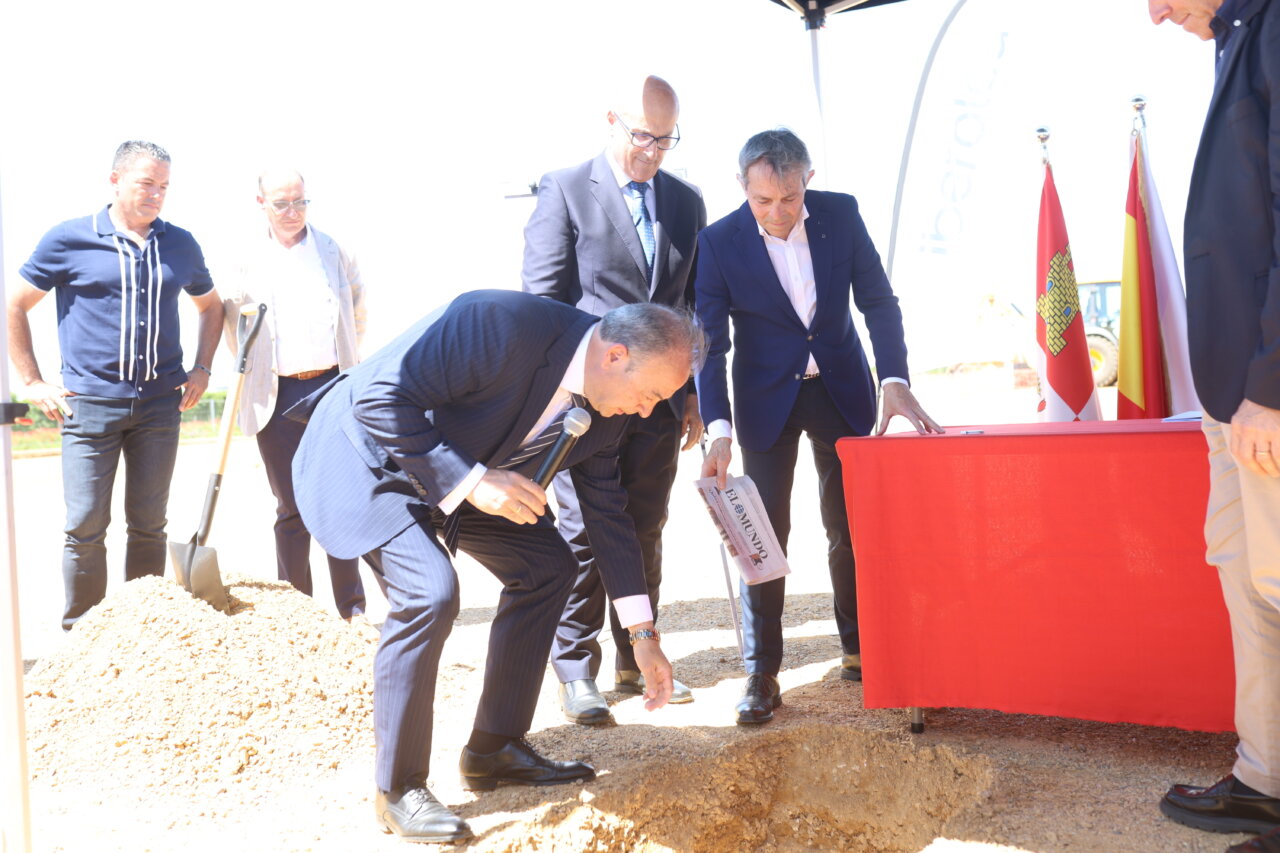 Ceremonia de colocación de la primera piedra del área de servicio y logística