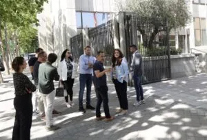 Grupo de personas conversando frente a un edificio durante mediación de Renault