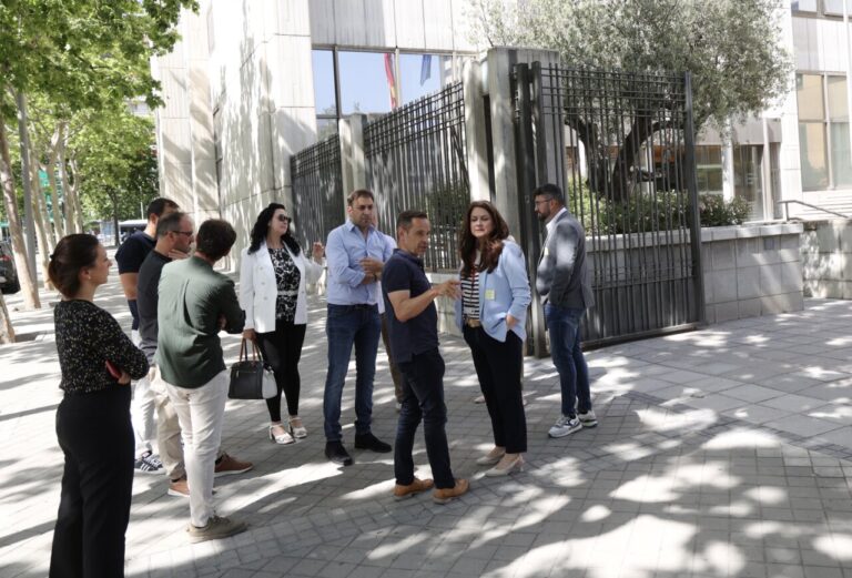 Grupo de personas conversando frente a un edificio durante mediación de Renault