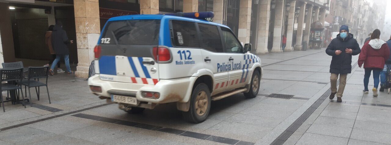Vehículo de la Policía Local de Palencia en una calle de la ciudad