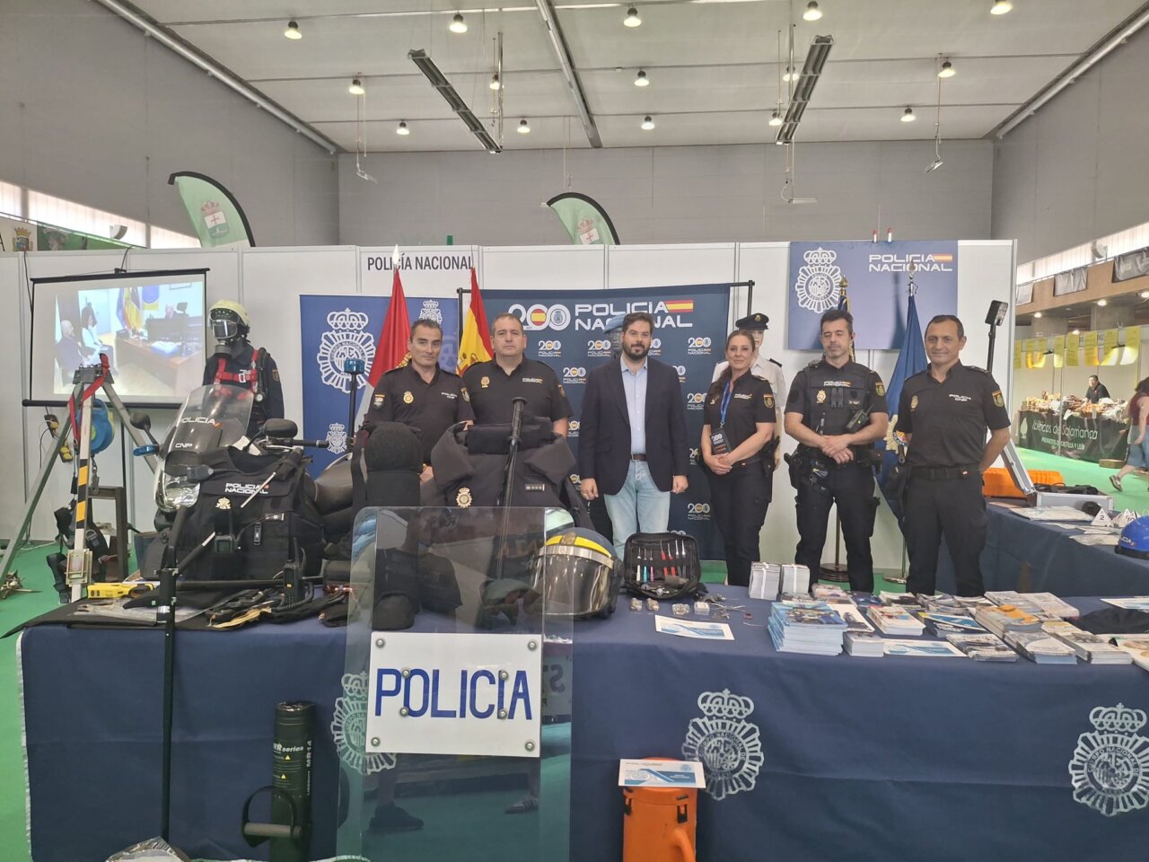 Miembros de la Policía Nacional en la Feria Multisectorial del Cerrato