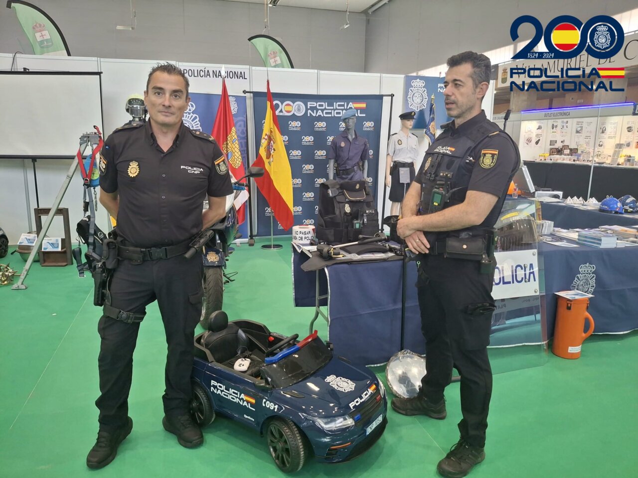 Dos agentes de la Policía Nacional en la Feria Multisectorial del Cerrato 2026