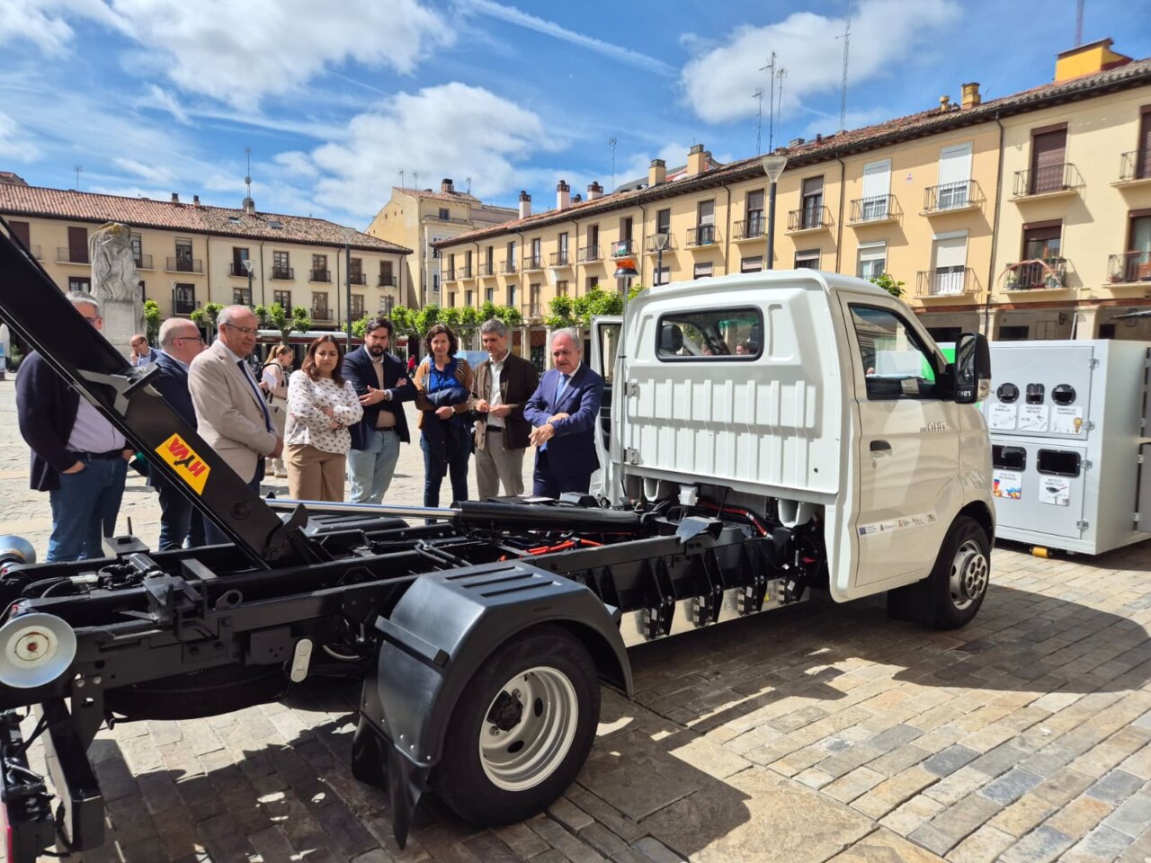Camión eléctrico para puntos limpios en Palencia con asistentes observando