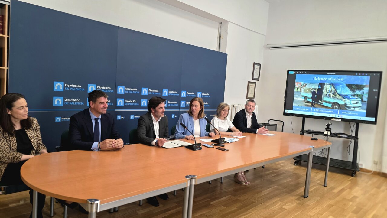 Presentación del servicio de oficina móvil de CaixaBank en la Diputación de Palencia