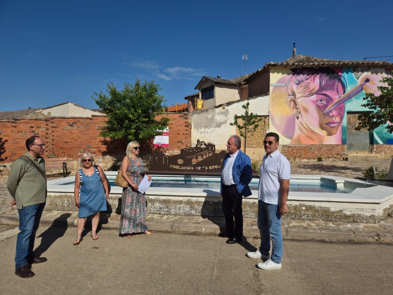 Delegado territorial y alcalde en Población de Campos durante visita