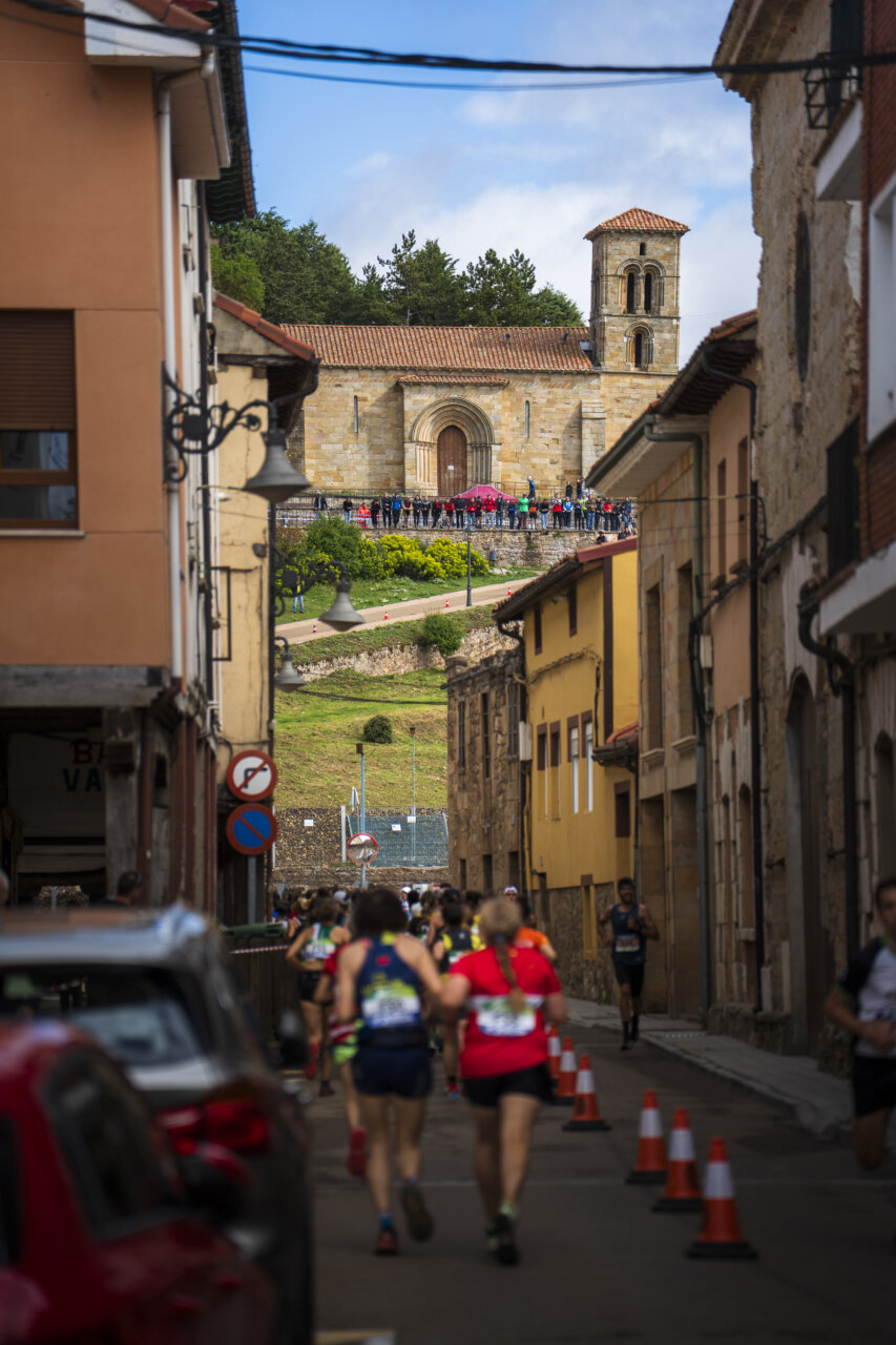 Corredores en la calle durante el Campeonato de España de Subida Vertical en Brañosera