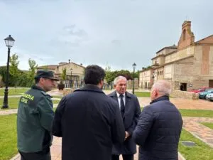 Delegado del Gobierno en Ampudia discutiendo la renovación del alumbrado público