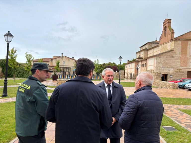 Delegado del Gobierno en Ampudia discutiendo la renovación del alumbrado público