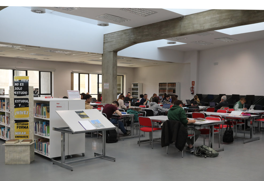 Interior de la Biblioteca Pública de Palencia con estudiantes leyendo y trabajando
