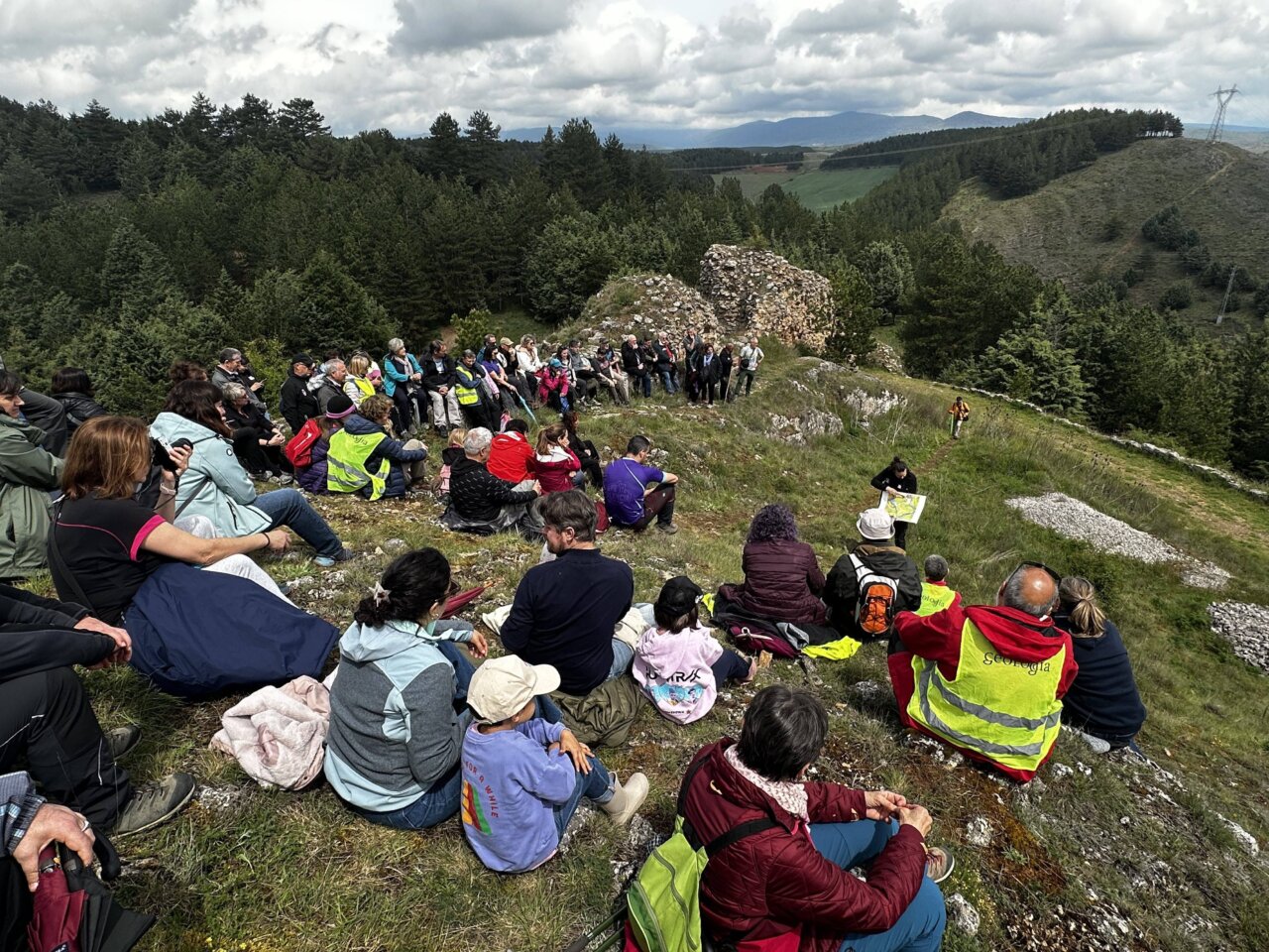 Grupo de personas participando en Geolodía 2026 en Aguilar de Campoo