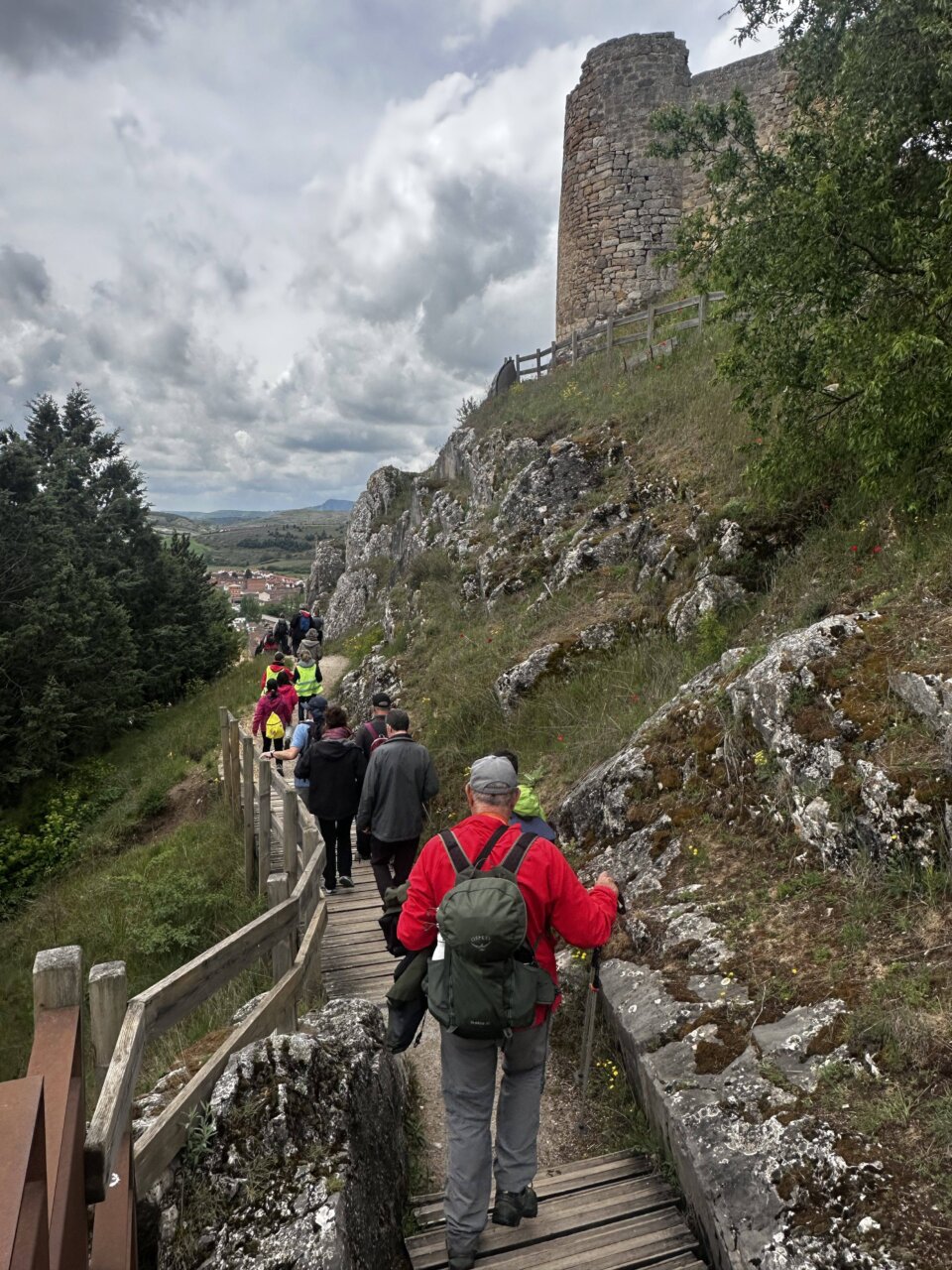 Grupo de personas caminando hacia el Castillo de Aguilar en un evento geológico.