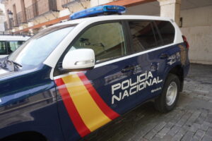 Vehículo de la Policía Nacional con luces encendidas