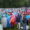 Multitud de jóvenes con chubasqueros de colores en un evento al aire libre