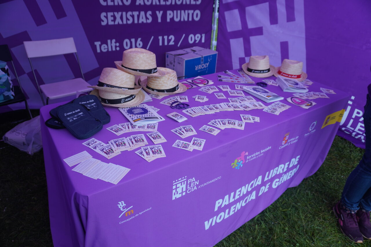 Mesa con sombreros y material informativo en la fiesta ITA 2026