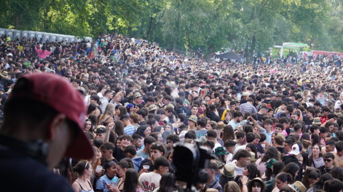 Multitud de jóvenes disfrutando en la Fiesta Universitaria de Ingenierías Agrarias en Palencia.