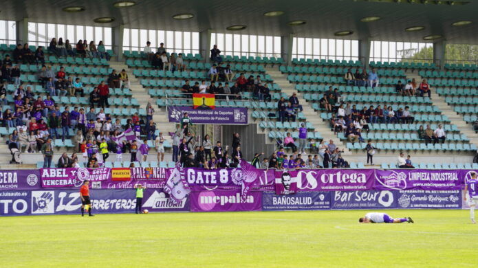 Aficionados en las gradas durante el derbi entre Palencia CF y Cristo Atlético.