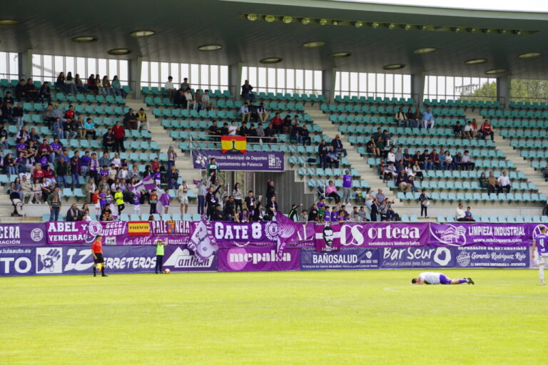 Aficionados en las gradas durante el derbi entre Palencia CF y Cristo Atlético.