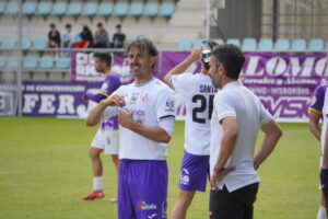 Jugadores de Palencia CF y Cristo Atlético en el campo durante el derbi.