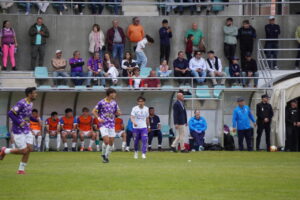 Jugadores en el campo durante el derbi entre Palencia CF y Cristo Atlético.