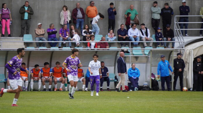 Jugadores en el campo durante el derbi entre Palencia CF y Cristo Atlético.