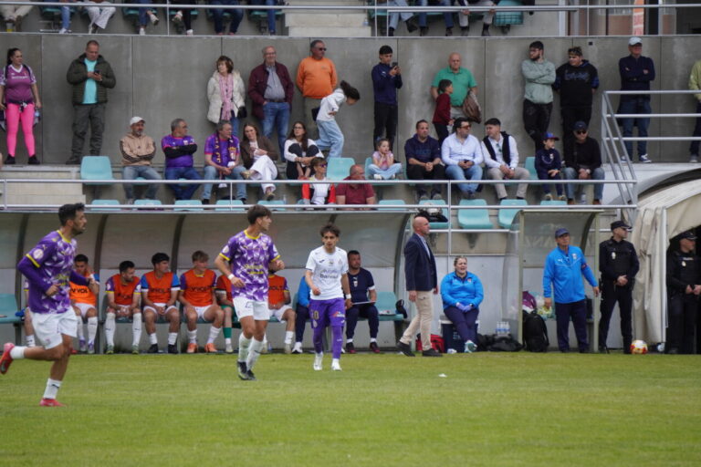 Jugadores en el campo durante el derbi entre Palencia CF y Cristo Atlético.