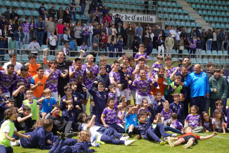 Jugadores y aficionados celebrando la victoria del Palencia CF en el derbi