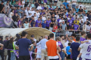 Aficionados del Palencia CF en un partido de fútbol con tensión y emociones.