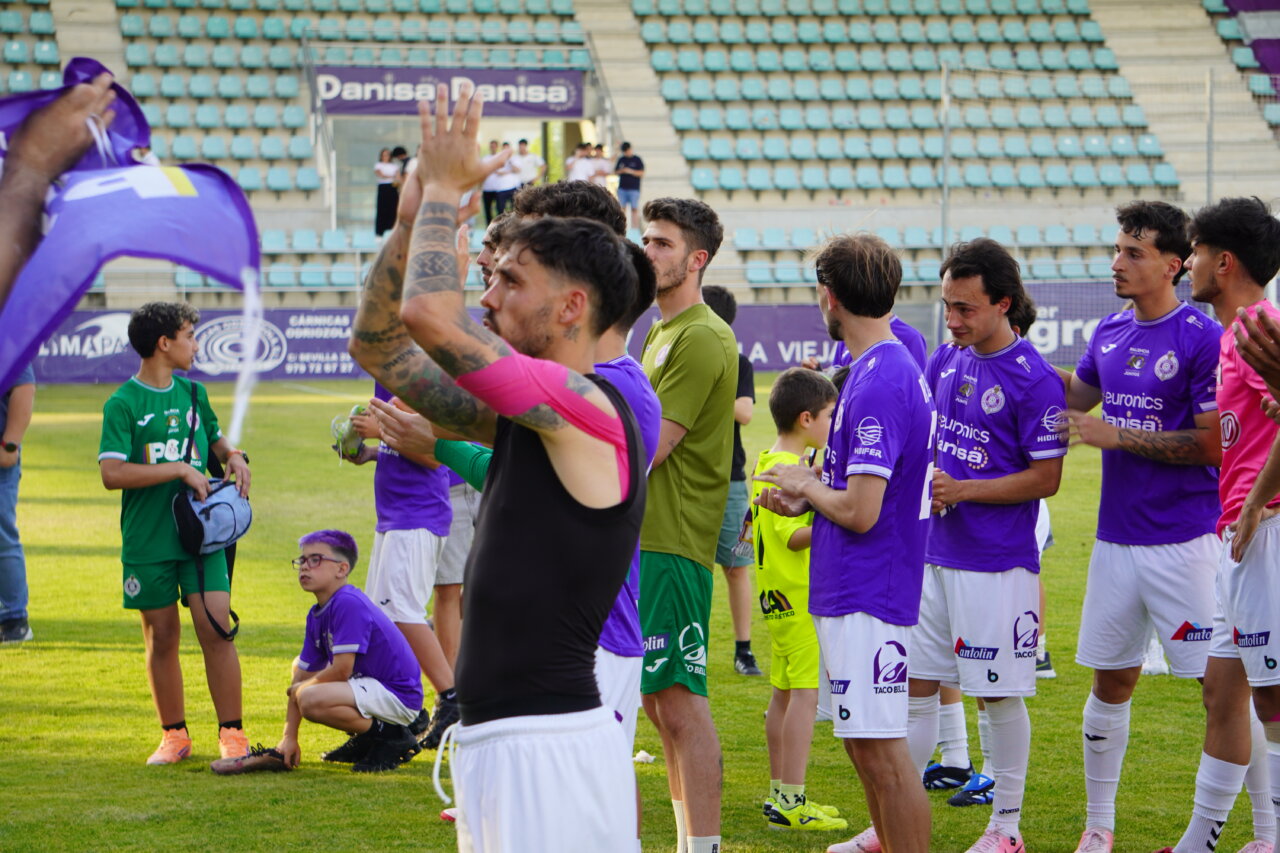 Jugadores del Palencia CF celebrando tras un partido de fútbol