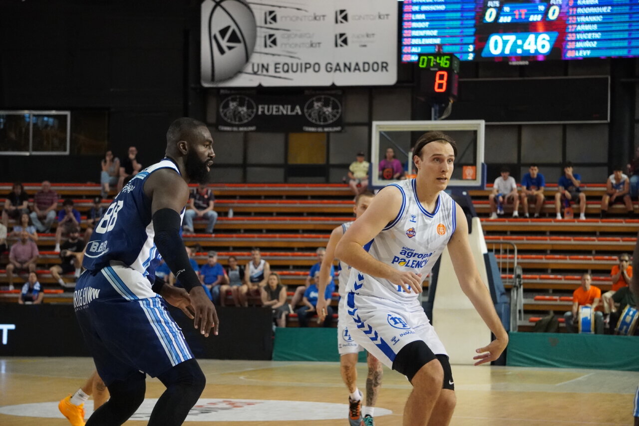 Jugadores de baloncesto en acción durante un partido en Fuenlabrada.