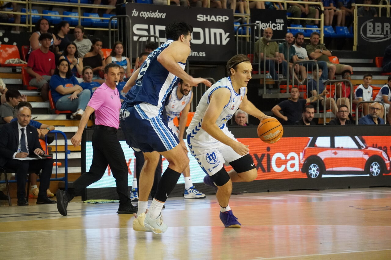 Jugador de baloncesto driblando el balón en un partido