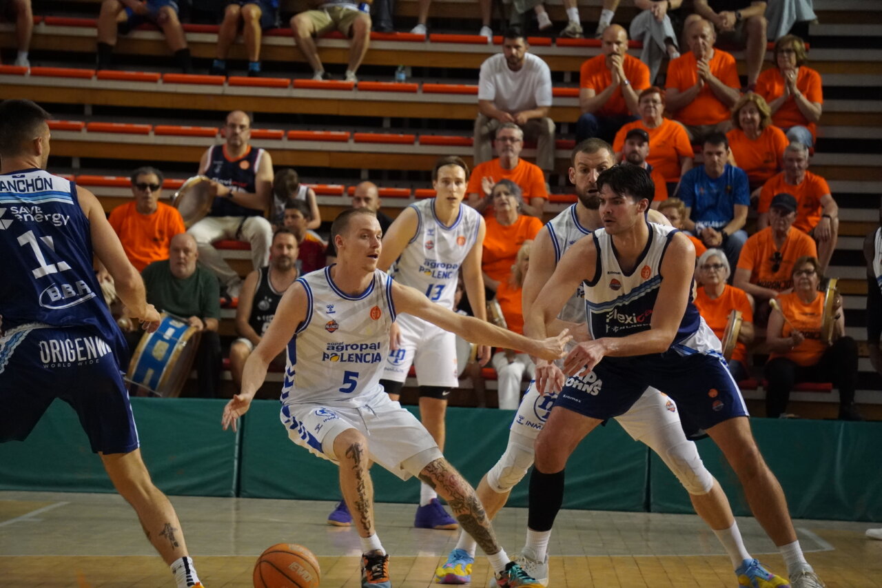 Jugadores de baloncesto compitiendo en un partido en Palencia