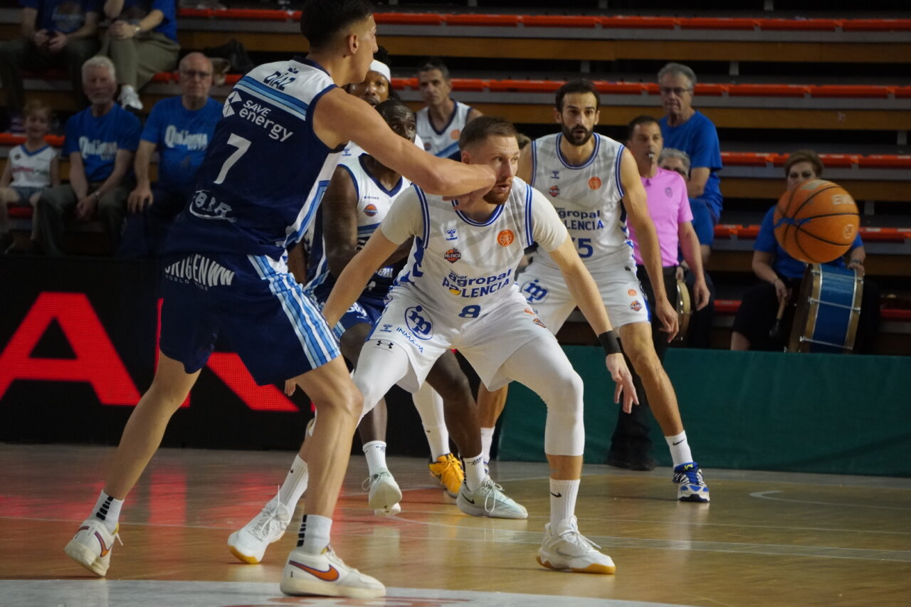 Jugadores de baloncesto en un partido en Valencia