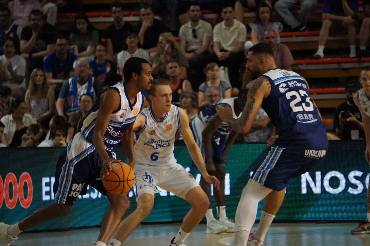Jugadores de baloncesto en un partido competitivo en Valencia.