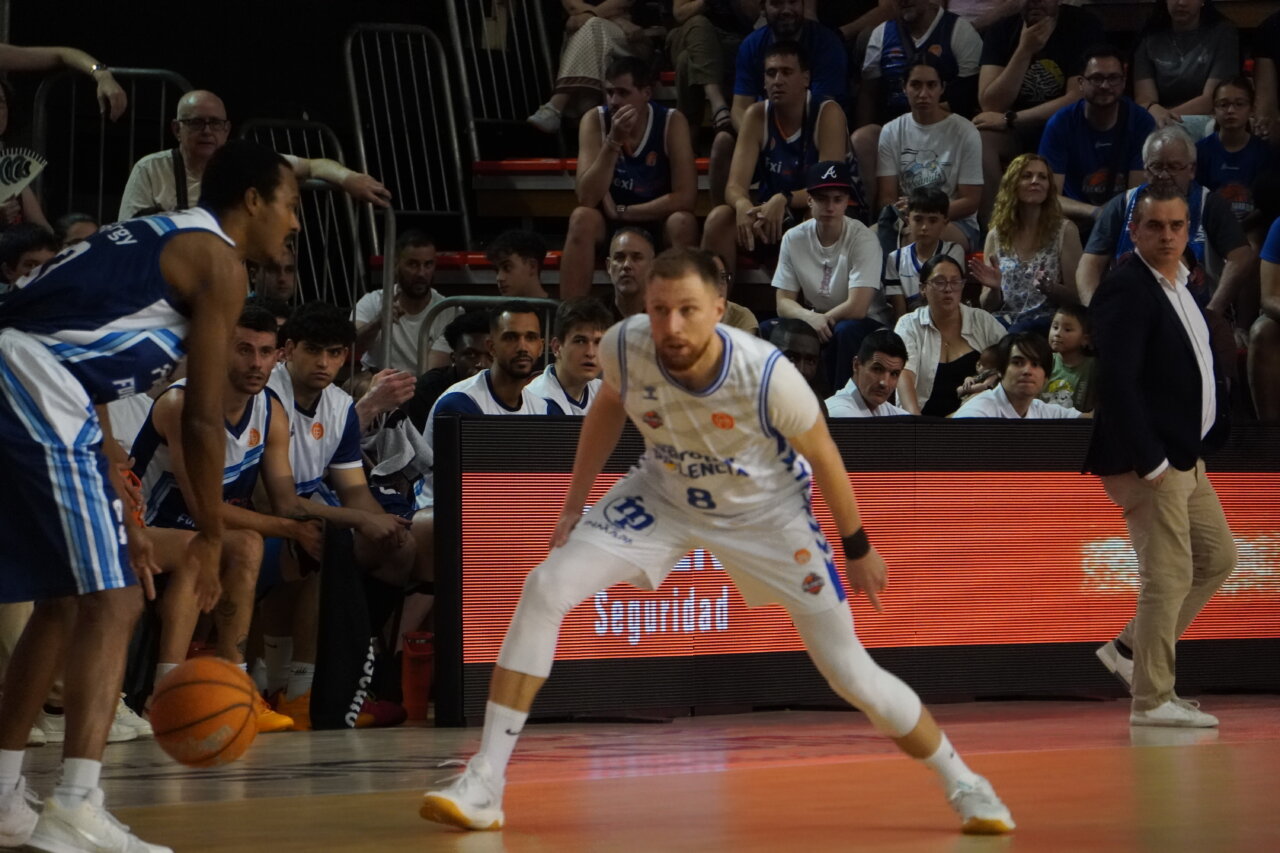Jugadores de baloncesto en un partido en Valencia