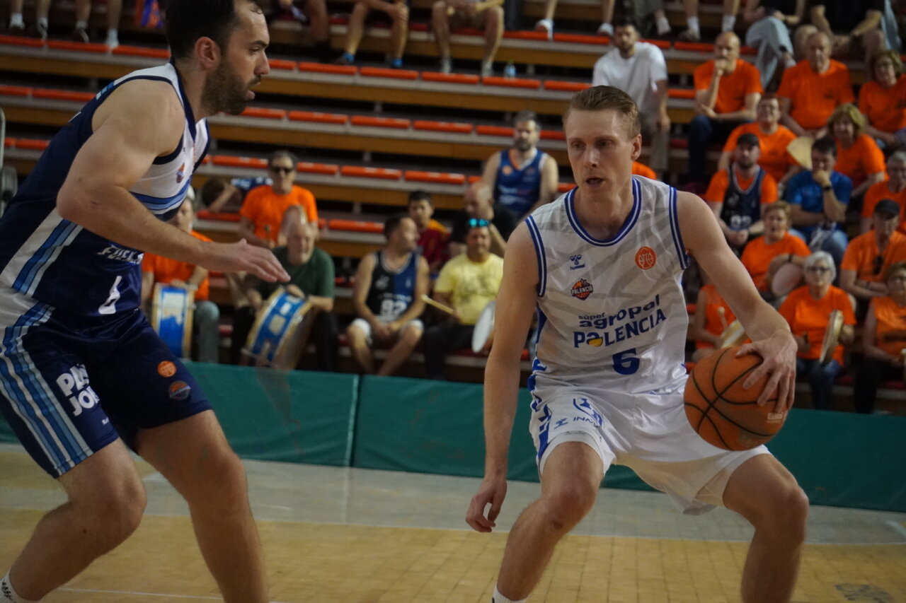 Jugadores de baloncesto en acción durante un partido en Palencia