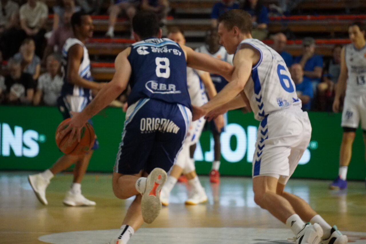 Jugadores de baloncesto compiten en un partido emocionante en la cancha.