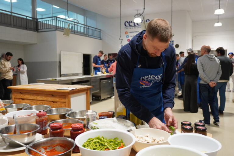 Jugadores del Súper Agropal Palencia Baloncesto preparando pizzas en CETECE.