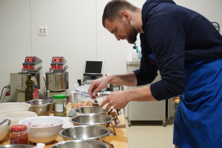 Jugadores del Súper Agropal Palencia preparando pizzas en CETECE