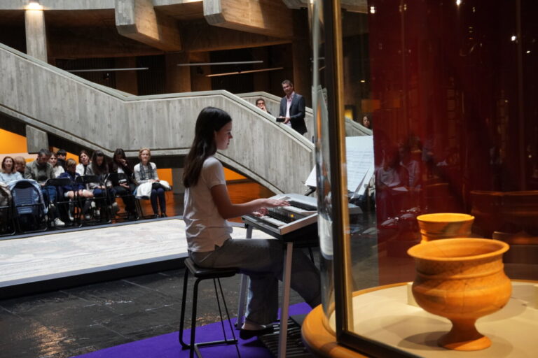 Estudiante tocando un órgano en el Museo de Palencia durante un concierto