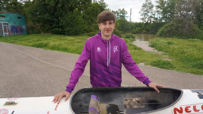 Joven palentino Álvaro Salvador junto a su kayak en un entorno natural