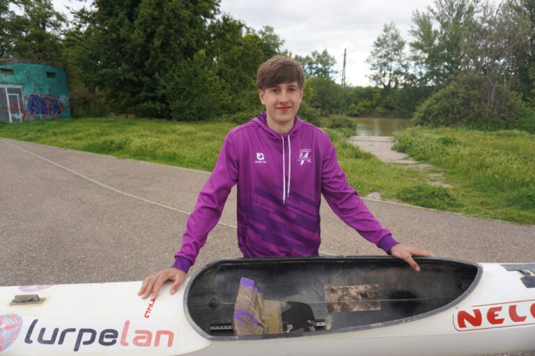 Joven palentino Álvaro Salvador junto a su kayak en un entorno natural