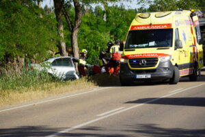 Intervención de bomberos y ambulancia en accidente de tráfico en Palencia