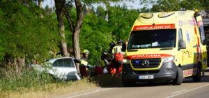 Intervención de bomberos y ambulancia en accidente de tráfico en Palencia