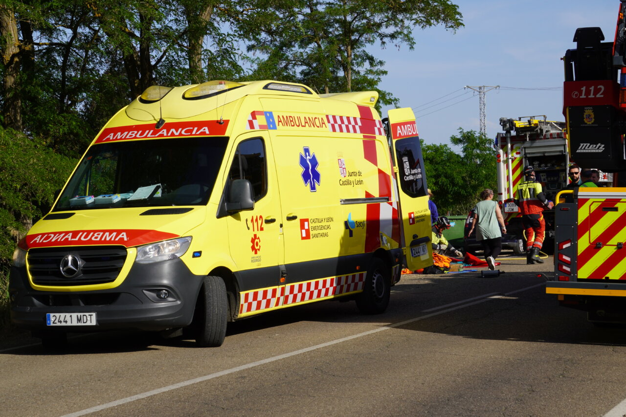 Ambulancia y bomberos en el lugar de un accidente de tráfico en Palencia.