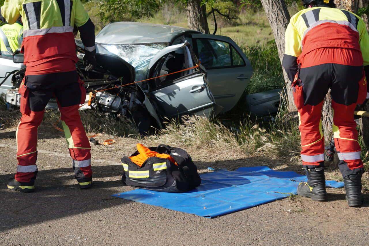 Intervención de bomberos en un accidente de tráfico en Palencia