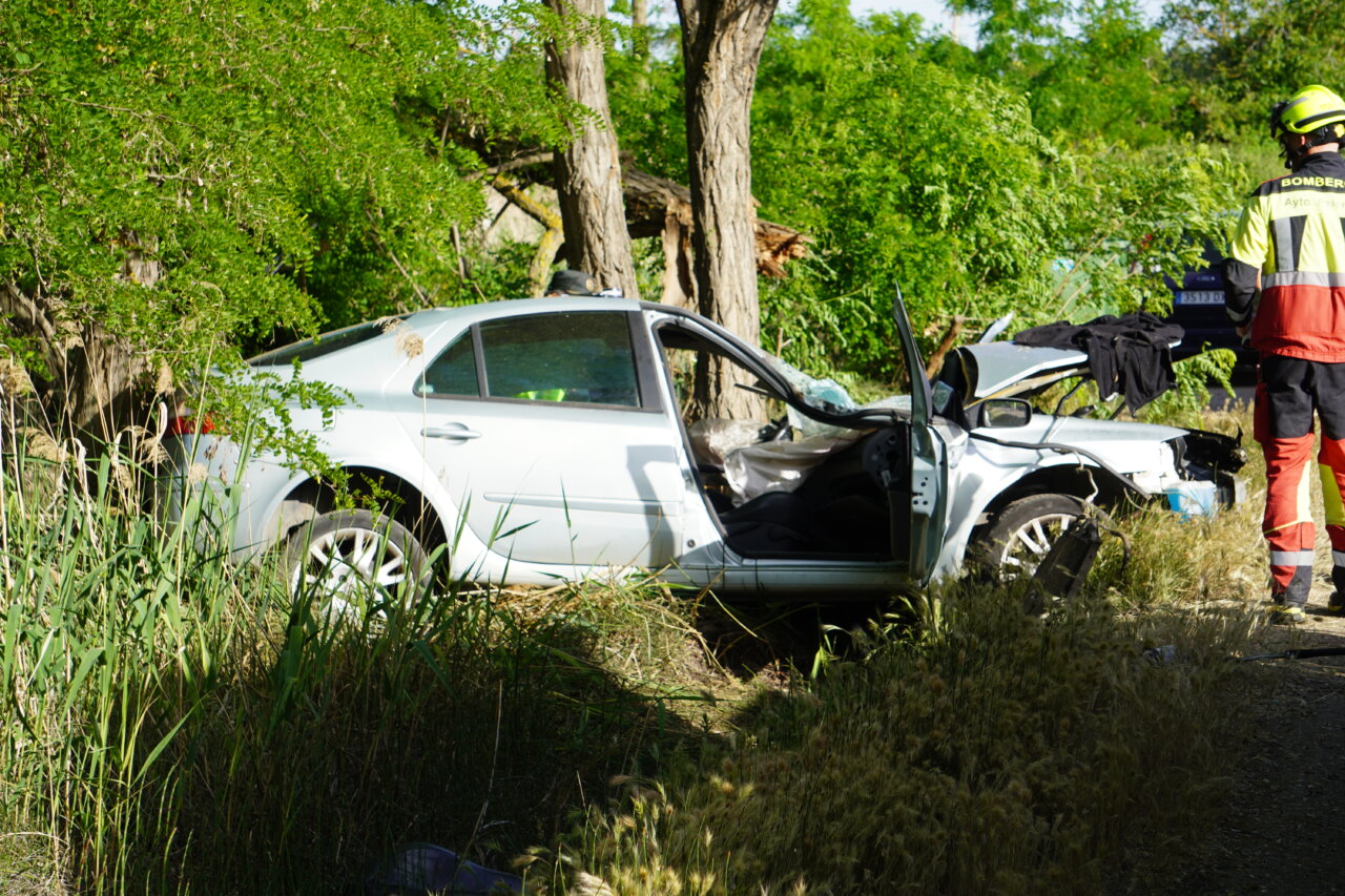 Vehículo accidentado en la carretera Palencia-Villamuriel con daños visibles.