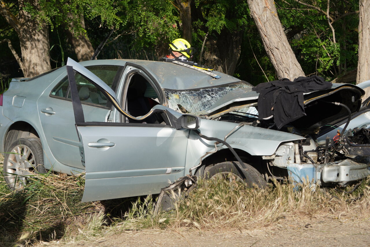 Vehículo accidentado en la carretera Palencia-Villamuriel con daños visibles.