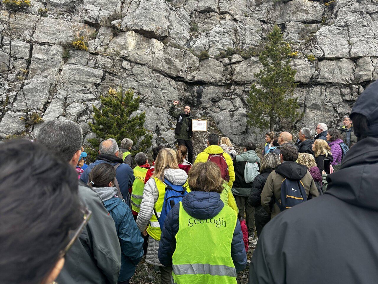Grupo de personas escuchando explicaciones geológicas en Aguilar de Campoo